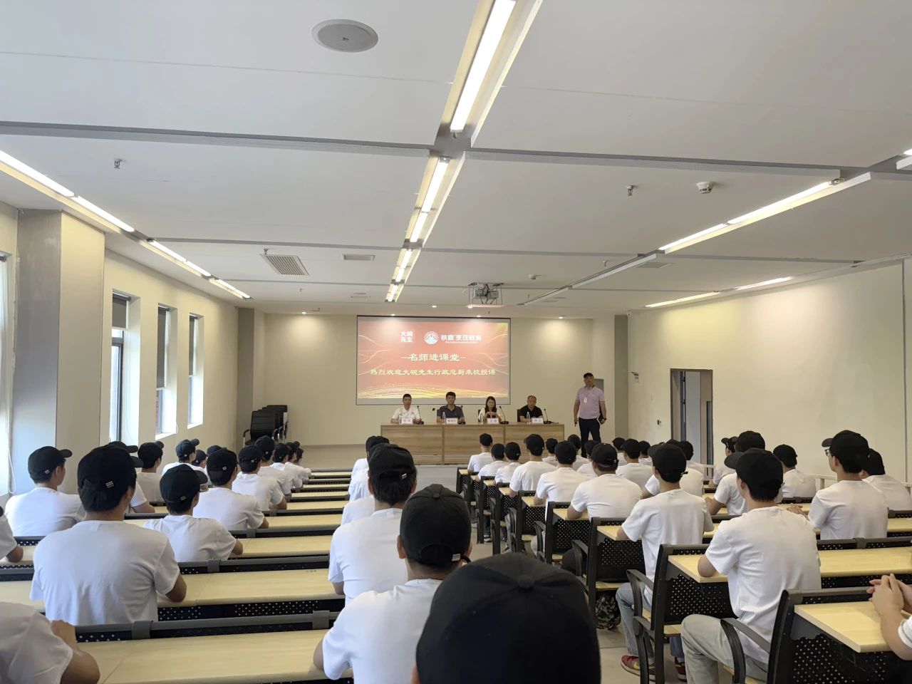 匠授厨道--“湖南家常菜领导品牌”大碗先生行政总厨走进我校烹饪课堂！