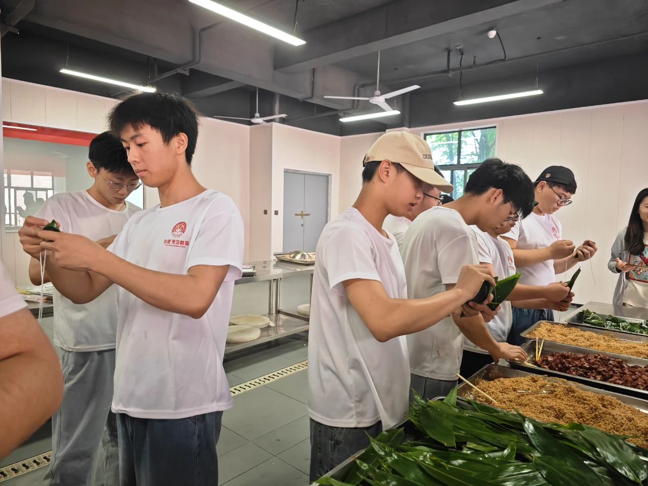 粽香传技显匠心，文化传承展风采 | 长沙科技工程学校“迎端午·包粽子”活动圆满举行